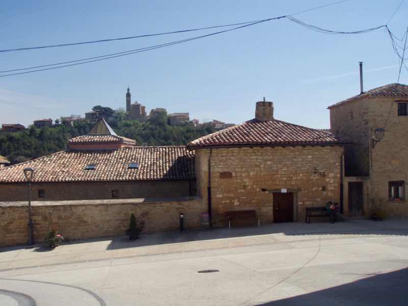 426 スペイン旅 子どもと一緒 トレス・デル・リオ サンティアゴ巡礼 アルベルゲ前