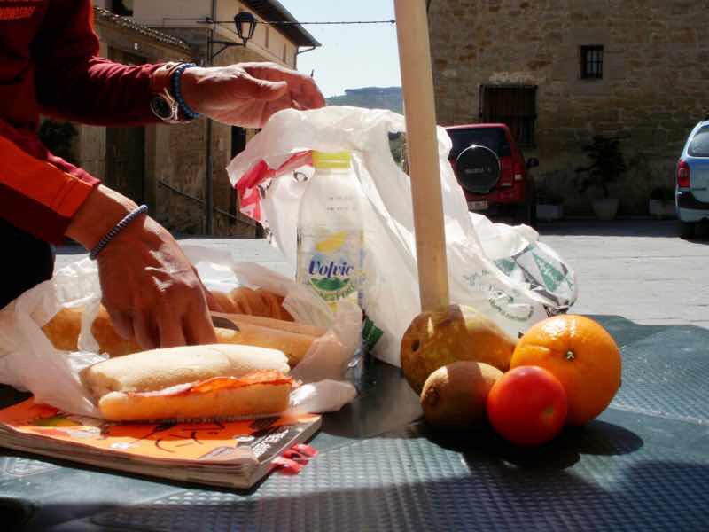 426 スペイン旅 子どもと一緒 トレス・デル・リオ サンティアゴ巡礼 休憩ランチ食品