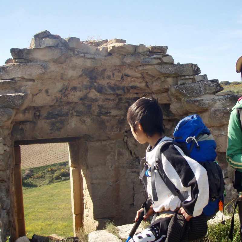 427 カミーノ　ビアナ　石の壊れた壁