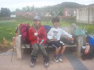 430 スペイン巡礼　食事ベンチ　ナヘラ　子連れサンティアゴ巡礼