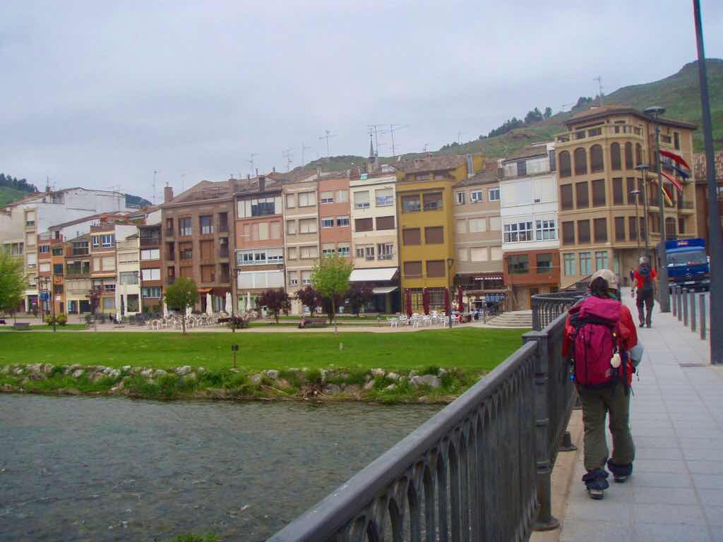 430 スペイン巡礼　街並み橋　ナヘラ　子連れサンティアゴ巡礼