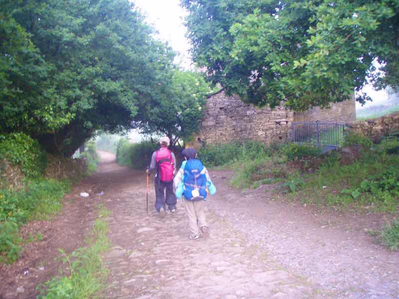 601 カミーノ caminoポルトマリンportmarin に向かう 田舎道 石造り家右2人