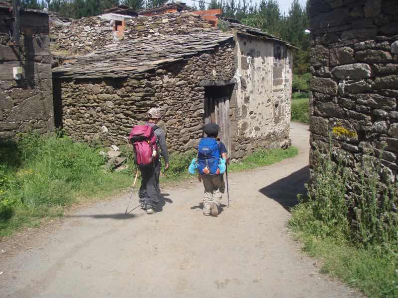 601 カミーノ　caminoポルトマリンportmarin に向かう　田舎道　両側石造り家12並んで