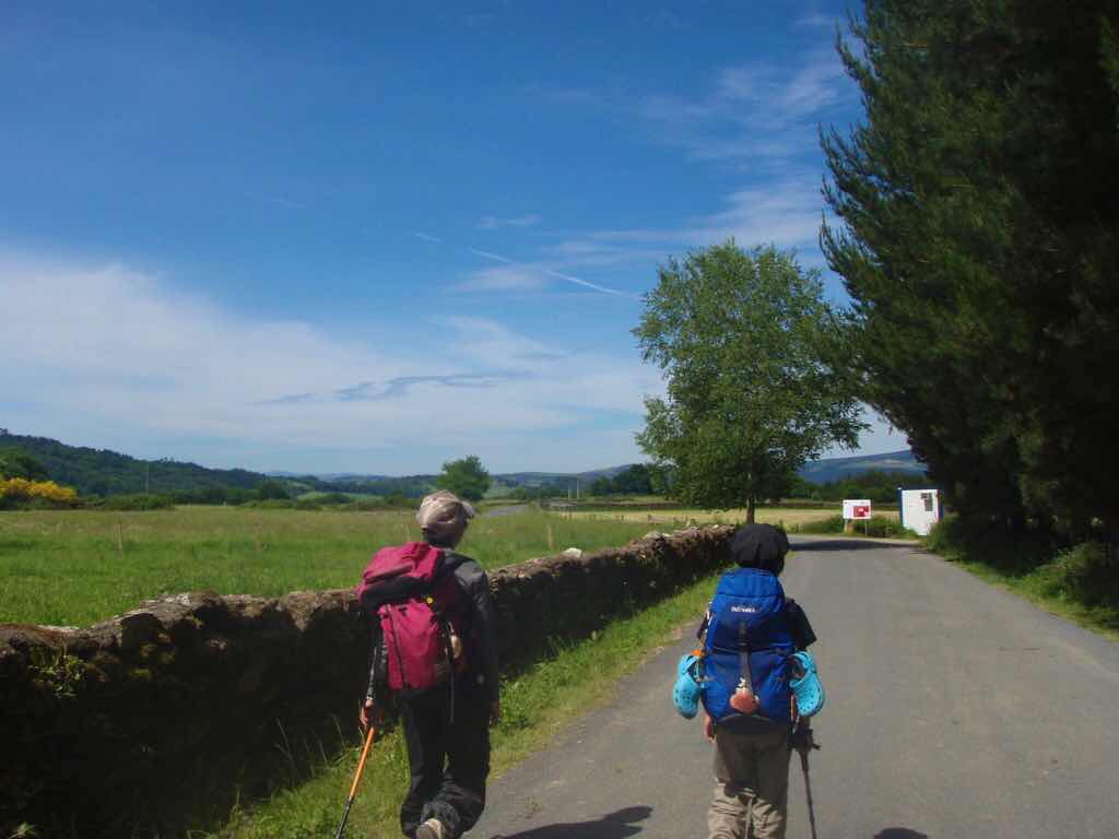 601 カミーノ caminoポルトマリンportmarin に向かう 青空 田舎道 2人