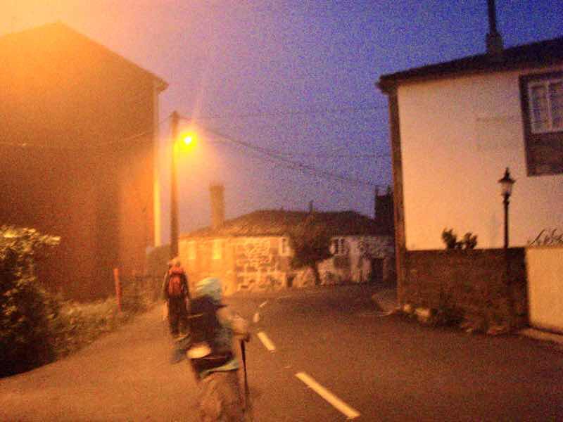 603 カミーノ リバディソ・デ・バイソ 朝暗い 田舎道 12