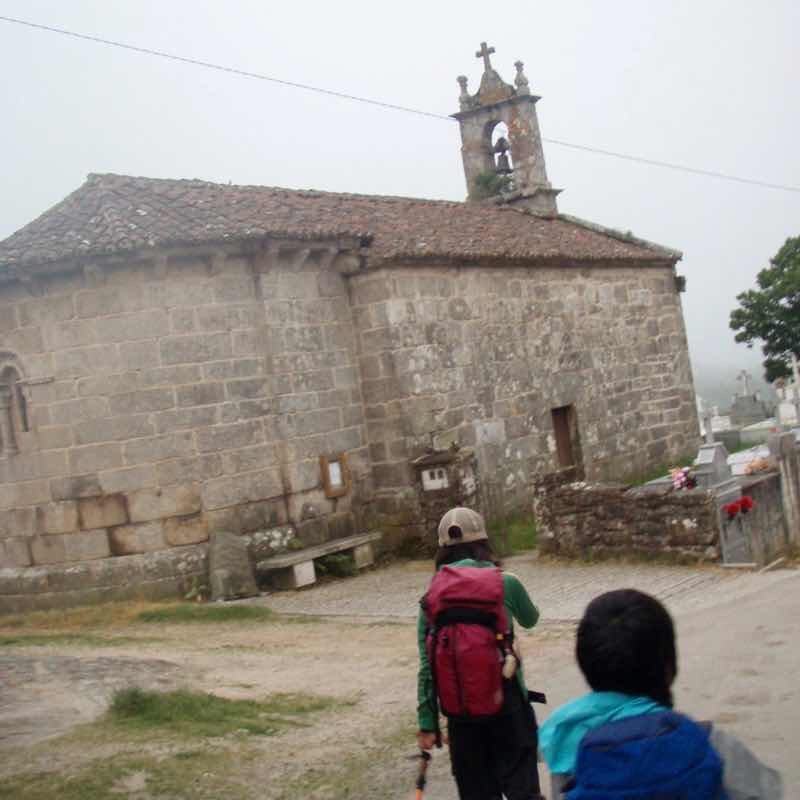 603 カミーノ リバディソ・デ・バイソ 石造り教会 素朴な