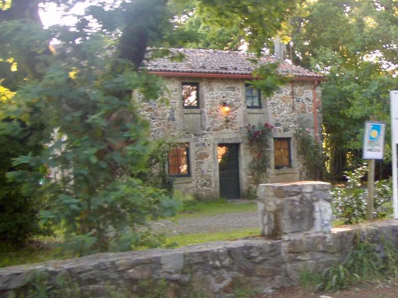 603 カミーノ　リバディソ・デ・バイソ　出発すぐの石造り建物