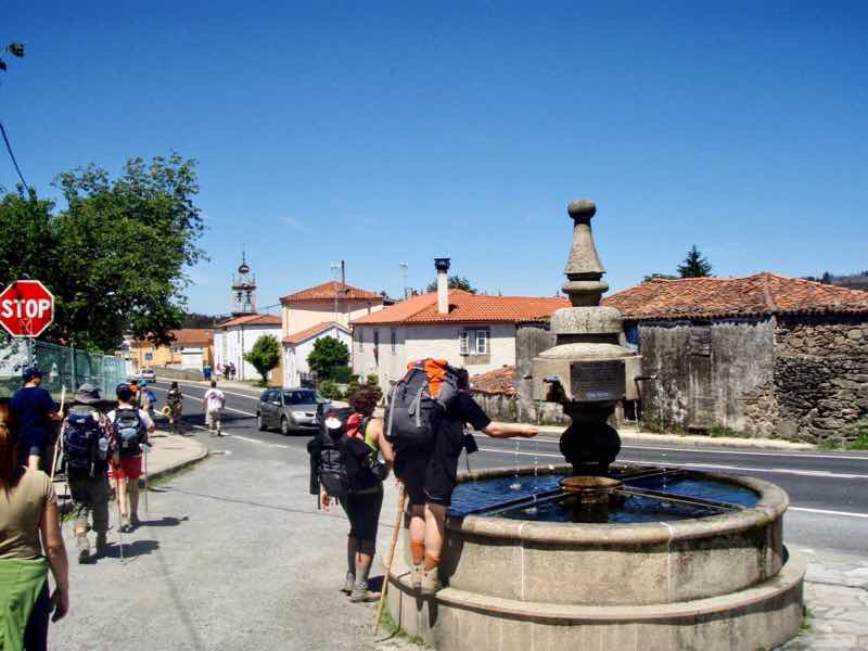 603 カミーノ リバディソ・デ・バイソ アルベルゲ 町の噴水