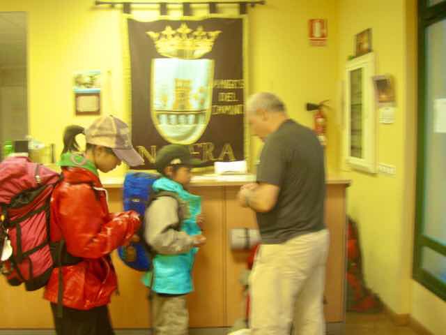 501 スペイン巡礼　カミーノ　子連れ海外　ナヘラ　アルベルゲ　12サント・ドミンゴ・デ・ラ・カルサーダ　町1