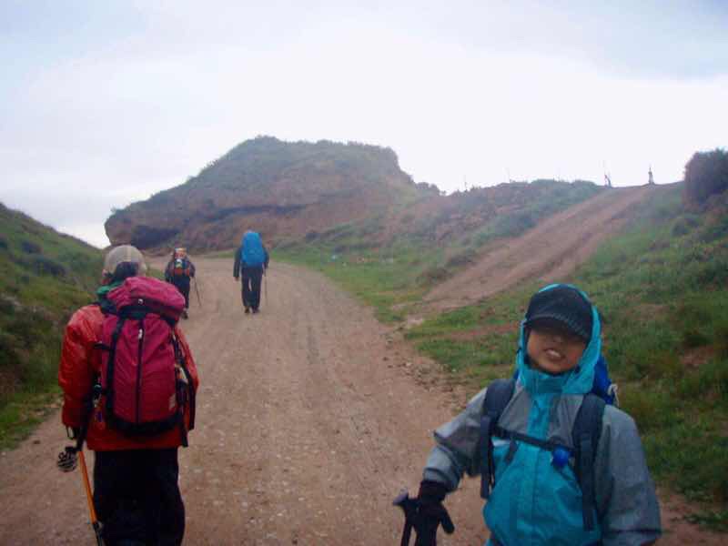 501 スペイン巡礼　カミーノ　子連れ海外　サント・ドミンゴ・デ・ラ・カルサーダ　途中田舎道　1 2正面