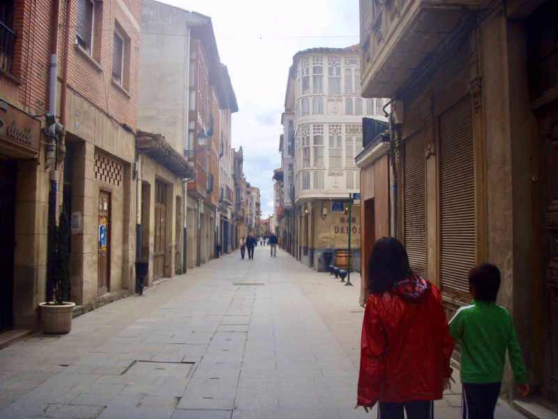 501 スペイン巡礼　カミーノ　子連れ海外　サント・ドミンゴ・デ・ラ・カルサーダ　右12