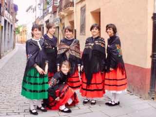 501 スペイン巡礼　カミーノ　子連れ海外　サント・ドミンゴ・デ・ラ・カルサーダ　民族衣装