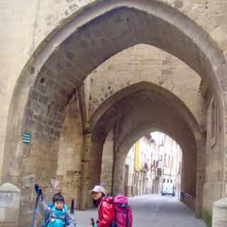 502 スペイン　サンティアゴ巡礼　町アーチ12 レシデージャ・デル・ カミーノ向かう