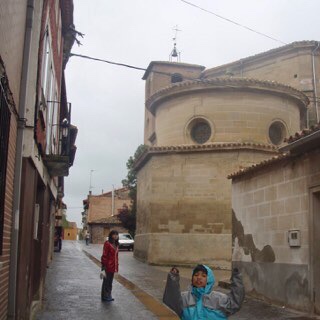 502 スペイン　サンティアゴ巡礼　町円形教会　12 レシデージャ・デル・ カミーノ向かう