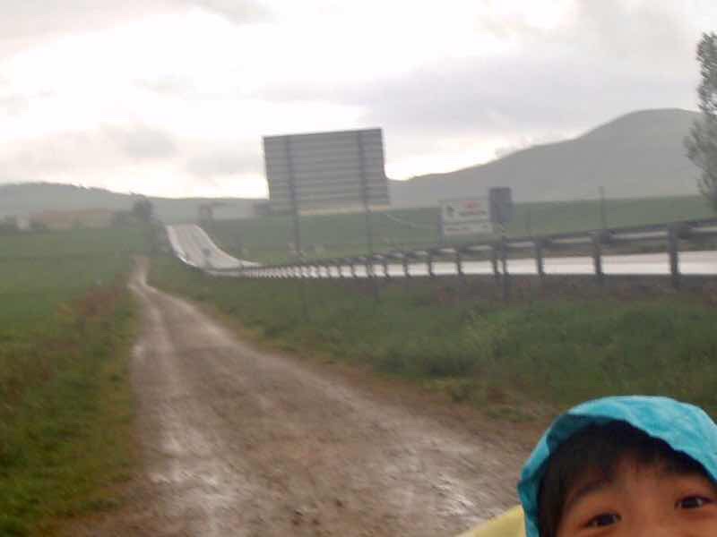 503 スペイン巡礼 サンティアゴ巡礼 カミーノ アルベルゲ トサントスむかう泥道2