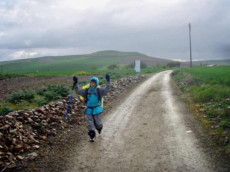 503 スペイン巡礼 サンティアゴ巡礼 カミーノ アルベルゲ トサントスむかう泥道2晴れた