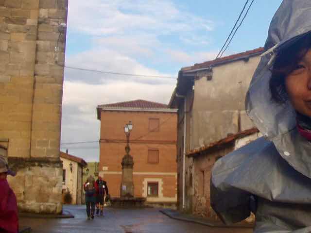 503 スペイン巡礼 サンティアゴ巡礼 カミーノ アルベルゲ トサントスむかう町並み3晴れた