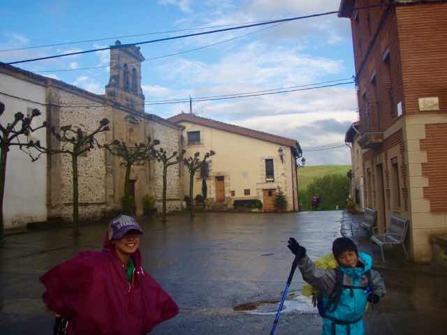 503 スペイン巡礼 サンティアゴ巡礼 カミーノ アルベルゲ トサントスむかう町並み12晴れた