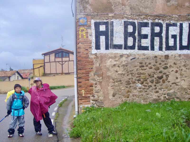 503 スペイン巡礼 サンティアゴ巡礼 カミーノ アルベルゲ 看板トサントスむかう レンガ建物