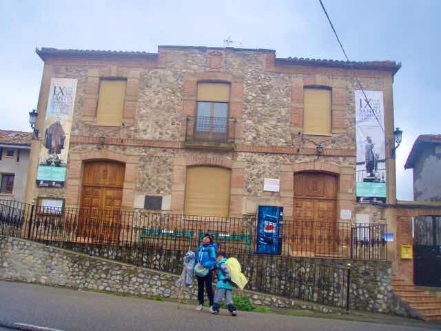 503 スペイン巡礼 サンティアゴ巡礼 カミーノ アルベルゲ トサントスむかう レンガ建物23