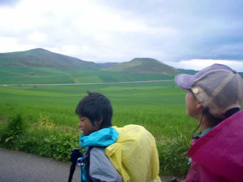 503 スペイン巡礼 サンティアゴ巡礼 カミーノ アルベルゲ トサントスむかう田舎道12晴れた