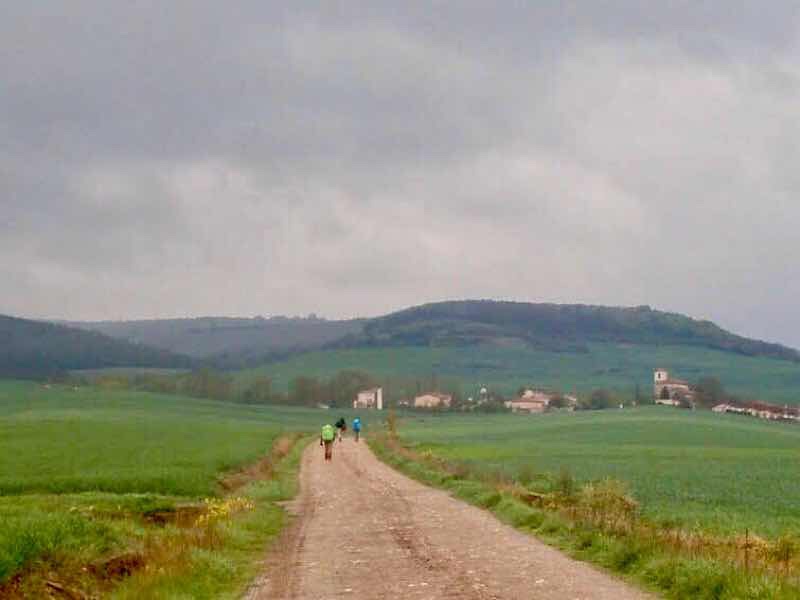 504 camino Spain pilgrim サンティアゴ巡礼子連れ　教会504 camino Spain pilgrim サンティアゴ巡礼子連れ　田舎道　一本道12トサントス　オルテガ