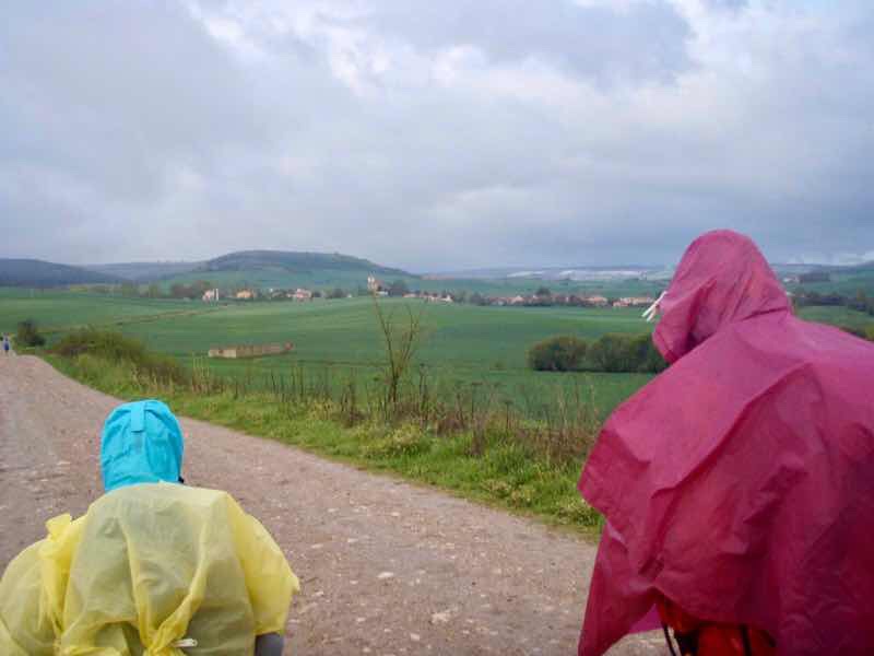 504 camino Spain pilgrim サンティアゴ巡礼子連れ　教会504 camino Spain pilgrim サンティアゴ巡礼子連れ　12田舎道　後ろトサントス　オルテガ