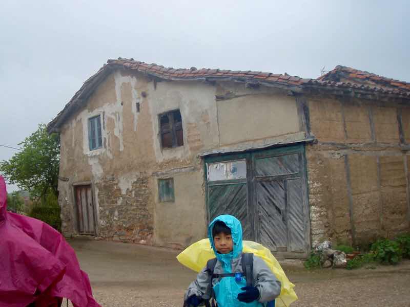 504 camino Spain pilgrim サンティアゴ巡礼子連れ　教会504 camino Spain pilgrim サンティアゴ巡礼子連れ　田舎道　古い家2トサントス　オルテガ