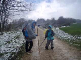 504 camino Spain pilgrim サンティアゴ巡礼子連れ　教会504 camino Spain pilgrim サンティアゴ巡礼　子連れ　雪景色　道23オルテガ