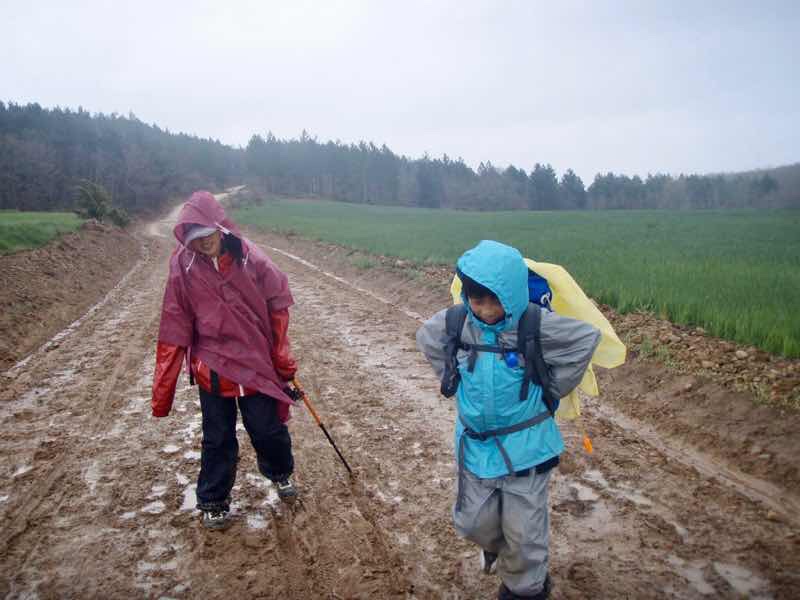 504 camino Spain pilgrim サンティアゴ巡礼子連れ　教会504 camino Spain pilgrim サンティアゴ巡礼子連れ　泥道12オルテガ