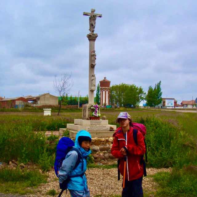 514 スペイン巡礼　camino 田舎道のクロス