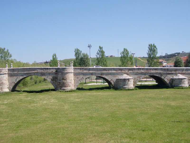 516 レオン スペインコウノトリ 巡礼 橋 camino
