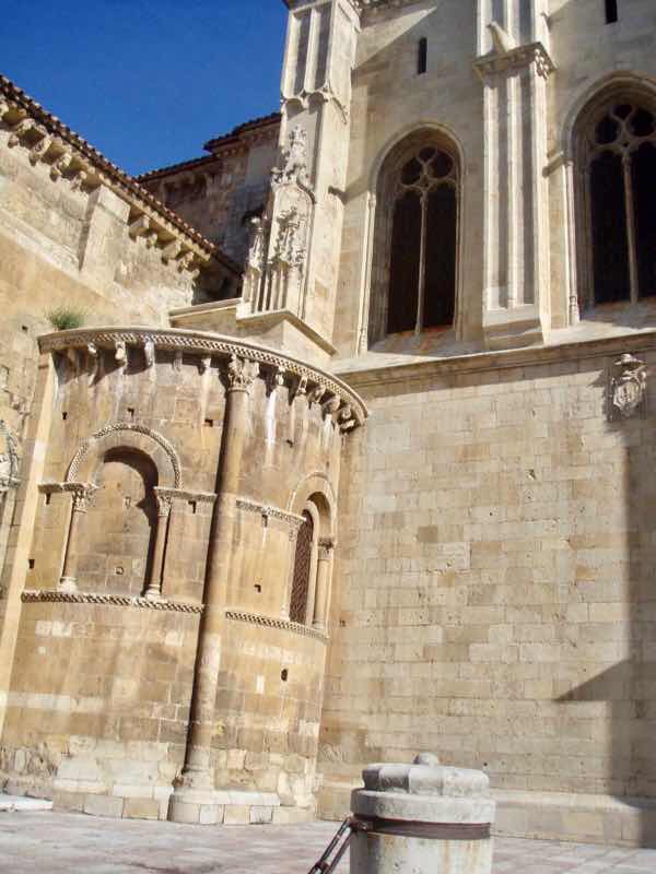 518 スペイン巡礼　camino レオン　大聖堂横