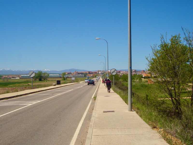 520 Spain camino pilgrim サンティアゴ巡礼 アストルガ 舗装路