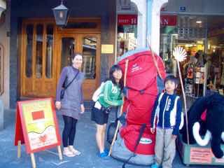 520 Spain camino pilgrim サンティアゴ巡礼 アストルガ 土産店12c休憩