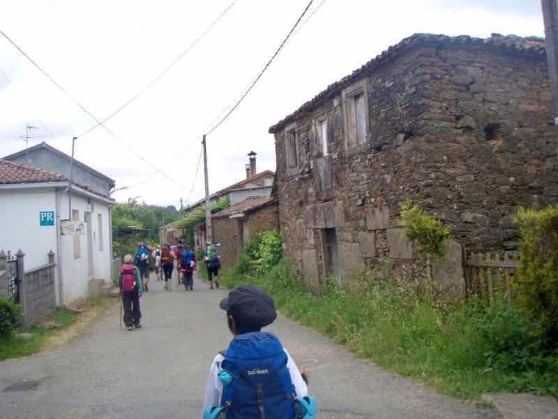 604 サンティアゴ巡礼 スペイン 12右手石造り家 アルカ