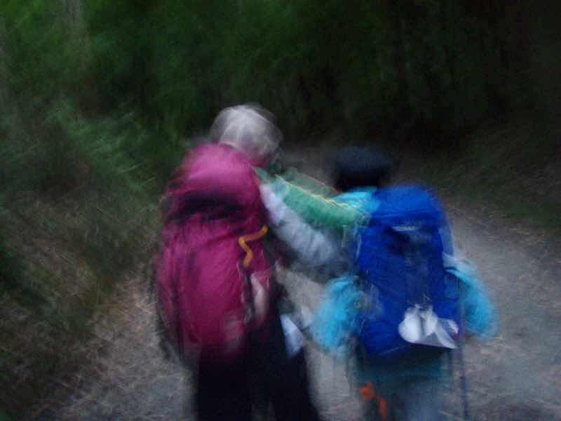 605スペイン巡礼　朝モヤ暗い12 肩組みサンティアゴ Santiago