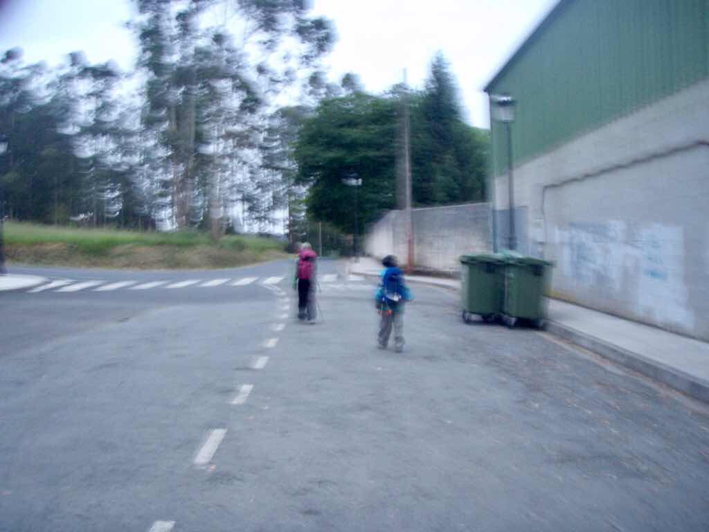 605スペイン巡礼　サンティアゴ　アスファルト右手ゴミ箱12　Santiago 街　