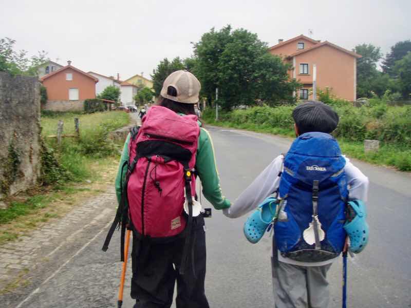 605スペイン巡礼　道12手繋ぎサンティアゴ Santiago