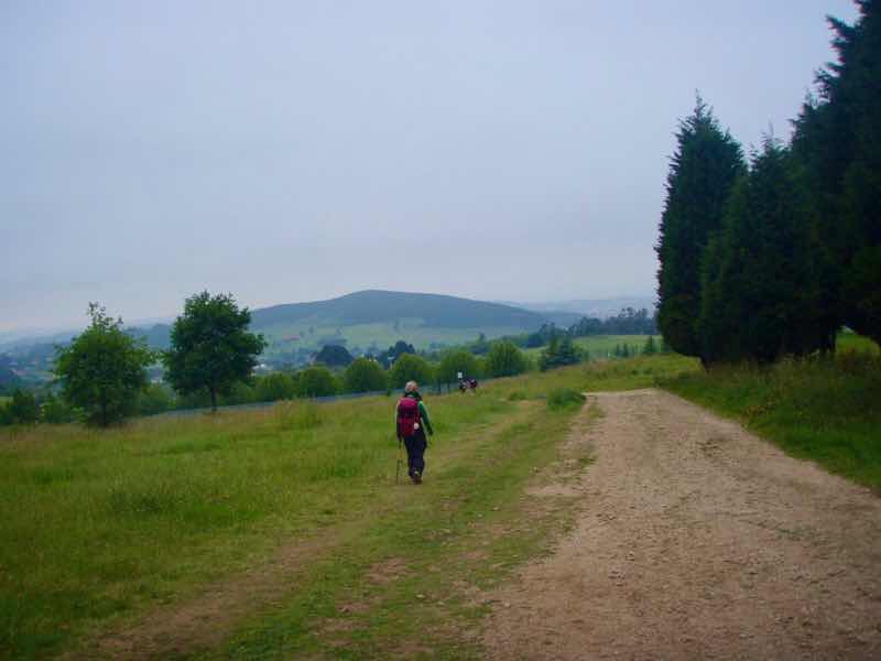 605スペイン巡礼　ゴゾアルベルゲ野原　サンティアゴ Santiago