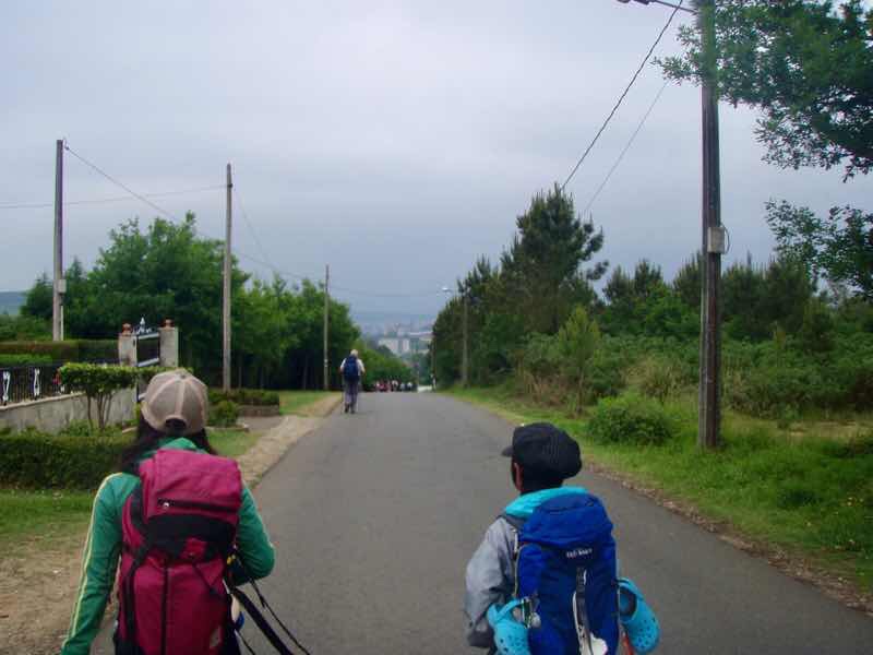 605スペイン巡礼　サンティアゴ　アスファルト正面12　　Santiago 街　