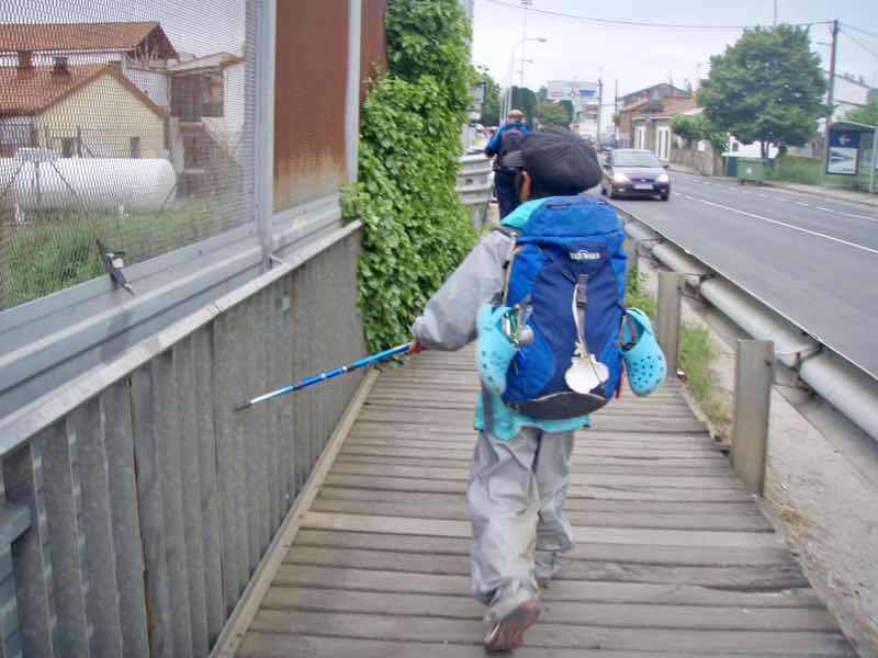 605スペイン巡礼　サンティアゴ Santiago 街　ガードレール2