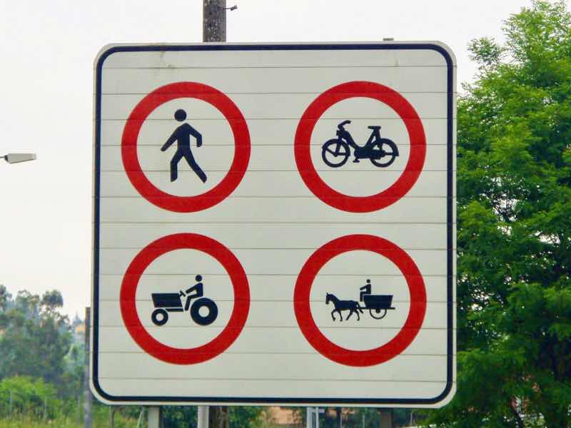 605スペイン巡礼 サンティアゴ Santiago 街 標識