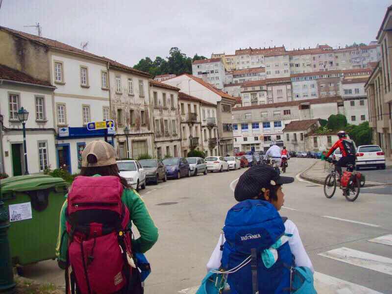 605スペイン巡礼　サンティアゴ街並み12　正面家群Santiago 街　