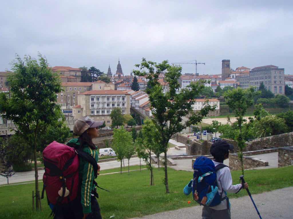 605スペイン巡礼　サンティアゴ　アルベルゲ 前の公園12Santiago 街　