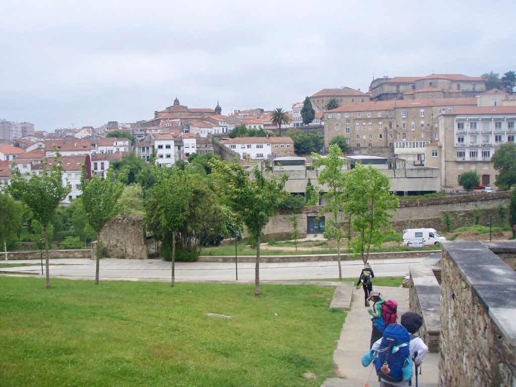 605スペイン巡礼　サンティアゴ　アルベルゲ 前の公園2Santiago 街　