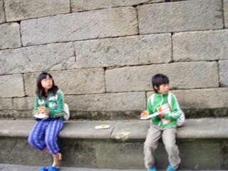 605スペイン巡礼　サンティアゴ　ベンチ12　探索　Santiago 街　