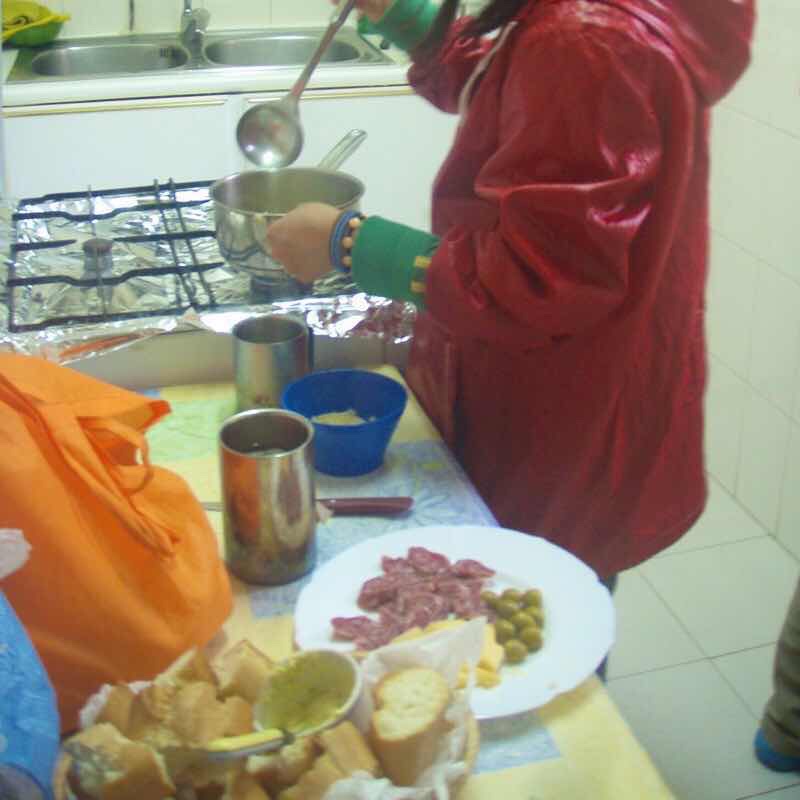 502 スペイン　サンティアゴ巡礼　食事キッチン　レシデージャ・デル・ カミーノ　