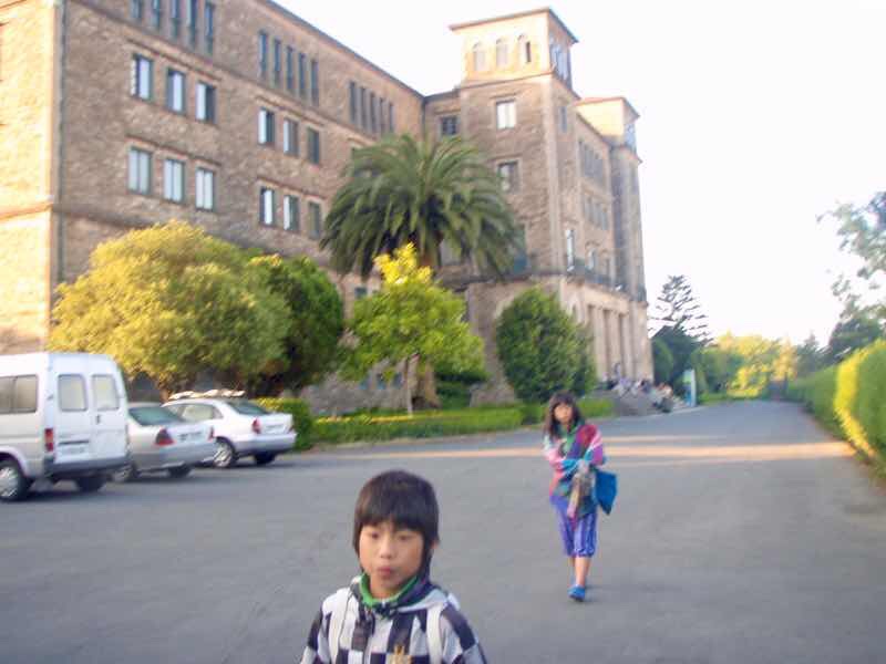 606サンティアゴ Santiago Camino アルベルゲ前広場