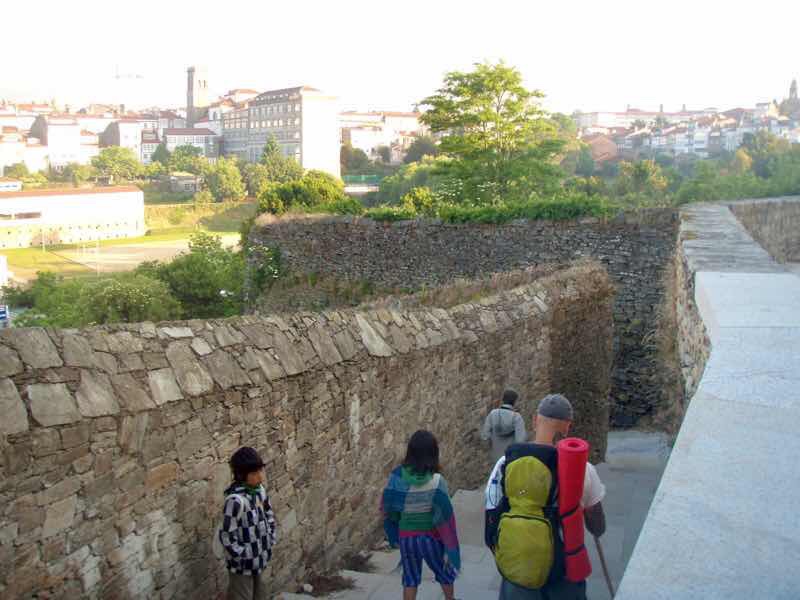606サンティアゴ Santiago Camino 大聖堂 アルベルゲからむかう12石かべ